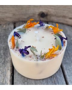 Rapšu vaska svece ar augiem no Latvijas pļavām