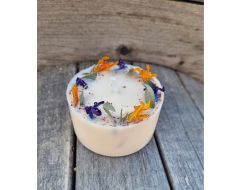 Dabīga pretodu svece ar ziediem no Latvijas laukiem