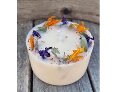 Rapšu vaska svece ar augiem no Latvijas pļavām